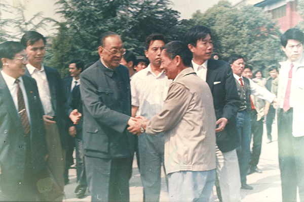 20210422880946.jpg 2-1耿飚1986年视察水口山六厂1.jpg