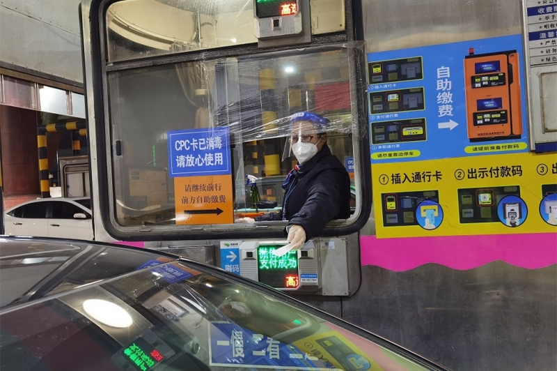 图3    深夜 在岗位热心服务的收费员.jpg