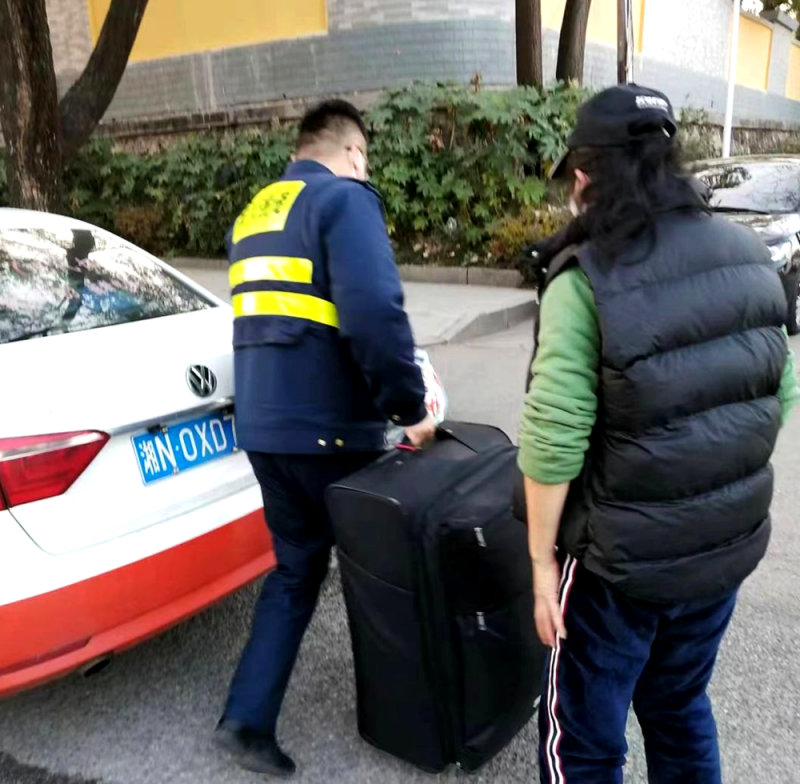 帮助被甩客的外出务工人员.png
