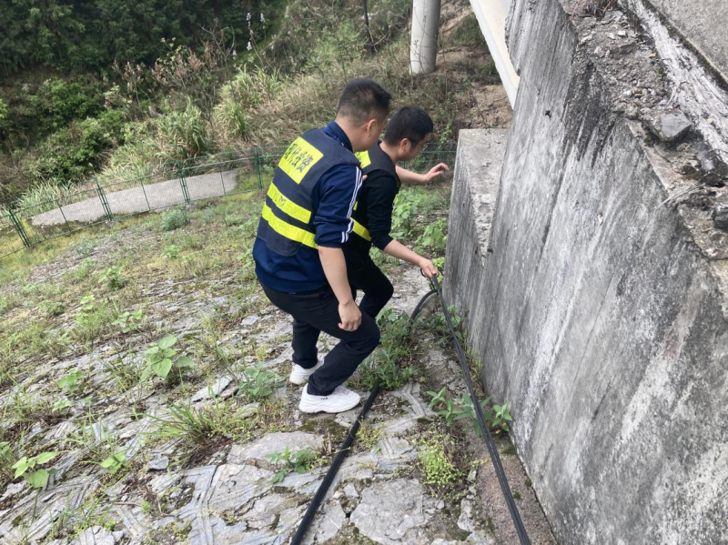 养护路产部门协同开展桥下空间巡查.png