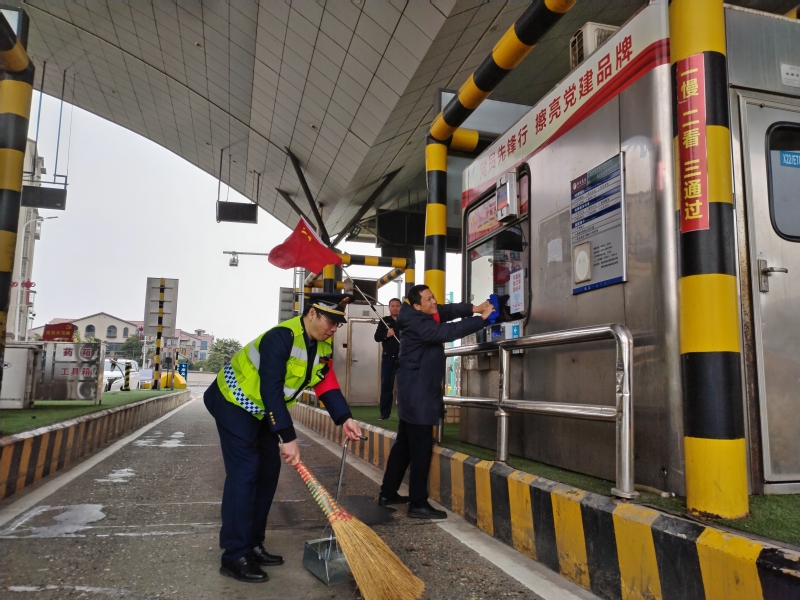 20231117679385.jpg 党员清扫车道(图3).jpg