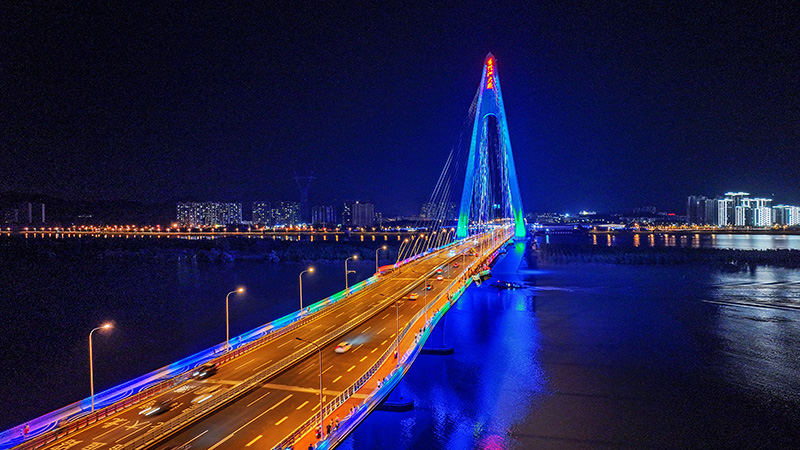 图3。湘江之钻——香炉州大桥，雷楷铭摄。.jpg