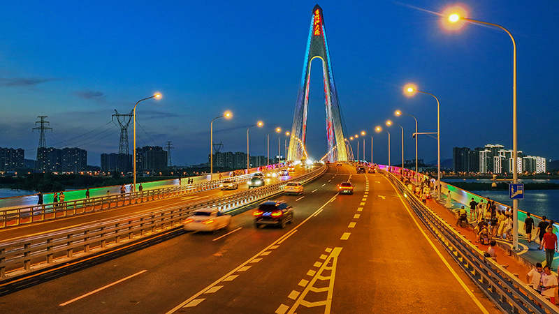 图4。湘江之钻——香炉州大桥，雷楷铭摄。.jpg