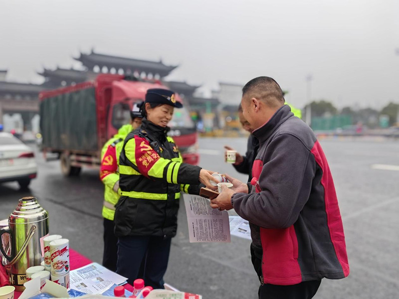 20250103283063.jpg 团员青年们为过往司乘送姜茶.jpg