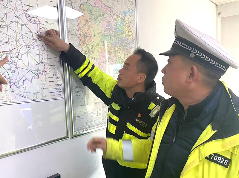 20250115448089.jpg 芷江运管中心联合辖区高速交警对路网通行状态进行研判.jpg