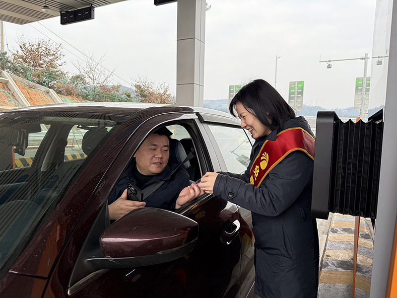 20250115957887.jpg 沅辰运管中心热心为过往司乘办理ETC.jpg