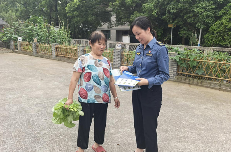 向沿线群众发放宣传资料.jpg